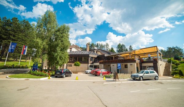 Obezbeđen je parking za goste