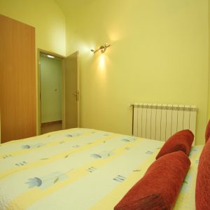 Spavaća soba sa bračnim krevetom