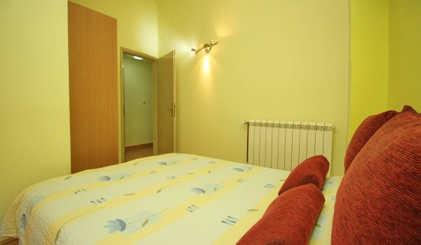 Spavaća soba sa bračnim krevetom
