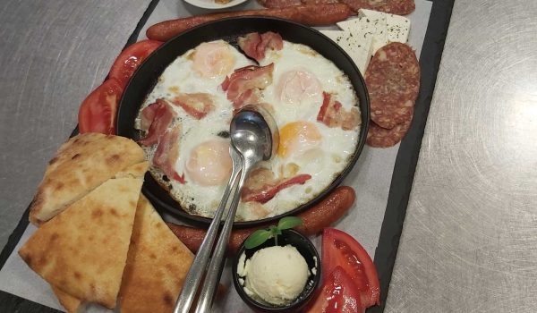 Zlatiborski doručak. Pržena jaja sa slaninicom